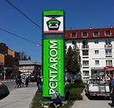 structura rigida, fete curbate, inscriptionare cu autocolant, display LED, dubla fata cu text curgator, temperatura si ceas programabil